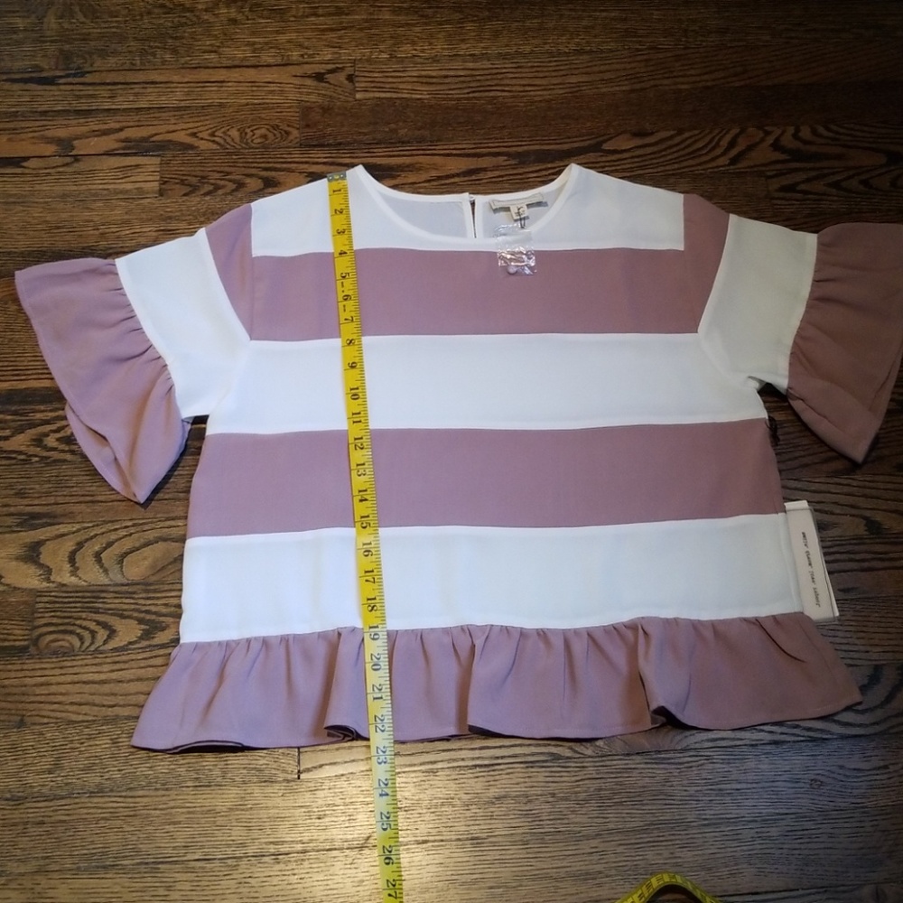 BNWOT Cute Ruffled Top - Picture 4 of 4